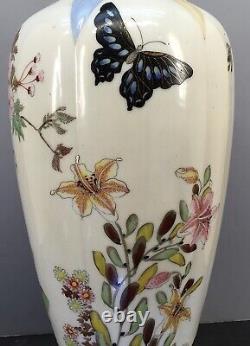 Tall Japanese Meiji Porcelain Vase with Fine Decorations, Signed