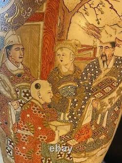 12BEAU GRAND VASE JAPONAIS MEIJI SATSUMA en Brocart d'Or avec Empereur Savants, Ca. 1800