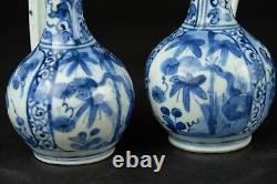 2 beaux pichets antiques japonais Arita bleus et blancs datant d'environ 1700