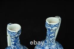 2 beaux pichets antiques japonais Arita bleus et blancs datant d'environ 1700