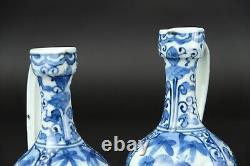 2 beaux pichets antiques japonais Arita bleus et blancs datant d'environ 1700