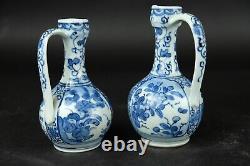 2 beaux pichets antiques japonais Arita bleus et blancs datant d'environ 1700