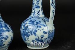 2 beaux pichets antiques japonais Arita bleus et blancs datant d'environ 1700