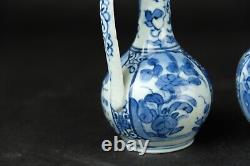 2 beaux pichets antiques japonais Arita bleus et blancs datant d'environ 1700