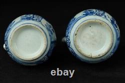 2 beaux pichets antiques japonais Arita bleus et blancs datant d'environ 1700