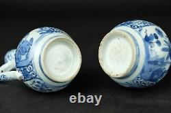 2 beaux pichets antiques japonais Arita bleus et blancs datant d'environ 1700