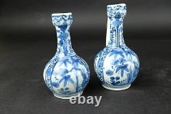 2 beaux pichets antiques japonais Arita bleus et blancs datant d'environ 1700