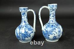 2 beaux pichets antiques japonais Arita bleus et blancs datant d'environ 1700