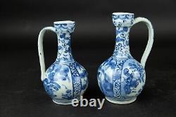 2 beaux pichets antiques japonais Arita bleus et blancs datant d'environ 1700