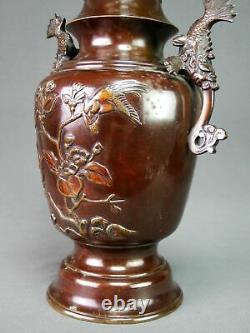 Ancienne Paire Japonaise Bronze Meiji Vase Relief W Figural Shachihoko Poignées Fine