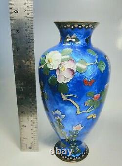 Antique 19ème Siècle Japonais Fleurs D’émail Fin Et Papillons Sur Le Vase En Laiton