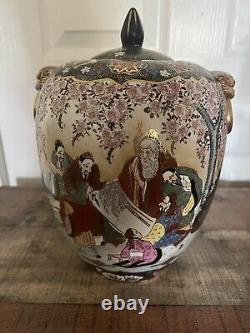 Antique Finely Detailed Japanese Meiji Period Satsuma Urn Jar with Lid Scenery	<br/>	  
<br/>
 Jarre urne Satsuma de l'époque Meiji japonaise finement détaillée avec couvercle et paysage