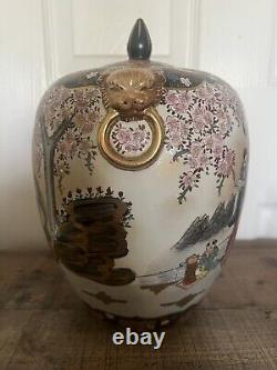 Antique Finely Detailed Japanese Meiji Period Satsuma Urn Jar with Lid Scenery	

<br/>


	
<br/>   	Jarre urne Satsuma de l'époque Meiji japonaise finement détaillée avec couvercle et paysage