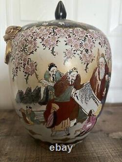 Antique Finely Detailed Japanese Meiji Period Satsuma Urn Jar with Lid Scenery
 <br/>	 
  <br/>Jarre urne Satsuma de l'époque Meiji japonaise finement détaillée avec couvercle et paysage