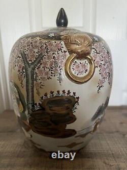 Antique Finely Detailed Japanese Meiji Period Satsuma Urn Jar with Lid Scenery

<br/><br/>Jarre urne Satsuma de l'époque Meiji japonaise finement détaillée avec couvercle et paysage