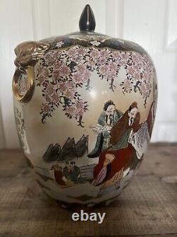 Antique Finely Detailed Japanese Meiji Period Satsuma Urn Jar with Lid Scenery<br/> 	 <br/>	
	Jarre urne Satsuma de l'époque Meiji japonaise finement détaillée avec couvercle et paysage