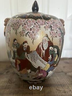 Antique Finely Detailed Japanese Meiji Period Satsuma Urn Jar with Lid Scenery<br/> 

<br/>


 Jarre urne Satsuma de l'époque Meiji japonaise finement détaillée avec couvercle et paysage