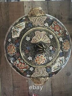 Antique Finely Detailed Japanese Meiji Period Satsuma Urn Jar with Lid Scenery<br/>
<br/>
 	Jarre urne Satsuma de l'époque Meiji japonaise finement détaillée avec couvercle et paysage