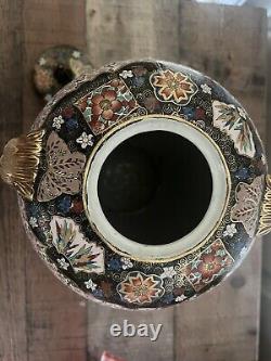 Antique Finely Detailed Japanese Meiji Period Satsuma Urn Jar with Lid Scenery
  
<br/> 	

 <br/> Jarre urne Satsuma de l'époque Meiji japonaise finement détaillée avec couvercle et paysage