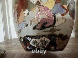 Antique Finely Detailed Japanese Meiji Period Satsuma Urn Jar with Lid Scenery<br/><br/>Jarre urne Satsuma de l'époque Meiji japonaise finement détaillée avec couvercle et paysage