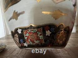 Antique Finely Detailed Japanese Meiji Period Satsuma Urn Jar with Lid Scenery <br/> 
  <br/>
  Jarre urne Satsuma de l'époque Meiji japonaise finement détaillée avec couvercle et paysage