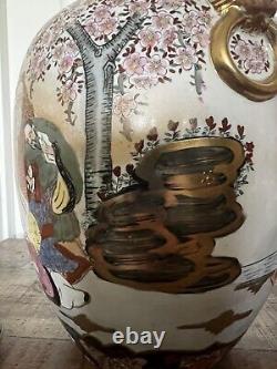 Antique Finely Detailed Japanese Meiji Period Satsuma Urn Jar with Lid Scenery<br/><br/>Jarre urne Satsuma de l'époque Meiji japonaise finement détaillée avec couvercle et paysage