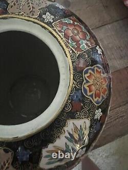 Antique Finely Detailed Japanese Meiji Period Satsuma Urn Jar with Lid Scenery	 <br/> 	


<br/>	Jarre urne Satsuma de l'époque Meiji japonaise finement détaillée avec couvercle et paysage