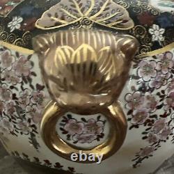 Antique Finely Detailed Japanese Meiji Period Satsuma Urn Jar with Lid Scenery 	<br/>	 	   <br/>Jarre urne Satsuma de l'époque Meiji japonaise finement détaillée avec couvercle et paysage