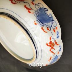Assiette ancienne en porcelaine japonaise Imari polychrome à côtes fines de 10 pouces.