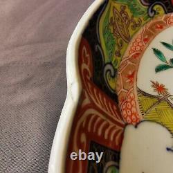 Assiette ancienne en porcelaine japonaise Imari polychrome à côtes fines de 10 pouces.
