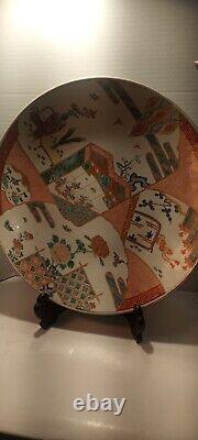 Assiette de charge en porcelaine japonaise finement peinte à la main, période Edo vers 1840