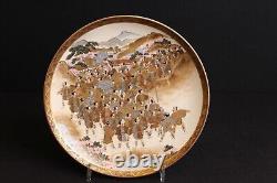 Assiette japonaise Satsuma fine parfaite Meiji du 19ème siècle, procession de nombreuses personnes