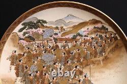 Assiette japonaise Satsuma fine parfaite Meiji du 19ème siècle, procession de nombreuses personnes