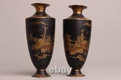 Beau couple de vases paysagers en métal noir et doré japonais ancien, Fuiji