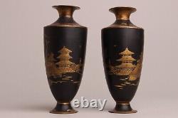 Beau couple de vases paysagers en métal noir et doré japonais ancien, Fuiji