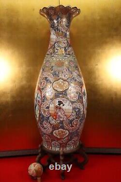 Beau grand vase japonais ancien en porcelaine d'Arita avec symbole de samouraï peint en or, époque Edo