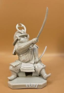 Beau okimono samouraï en porcelaine Edo Hirado japonaise