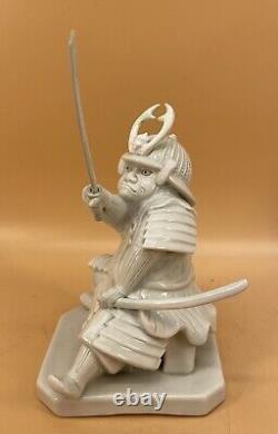 Beau okimono samouraï en porcelaine Edo Hirado japonaise