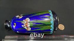 Beau petit vase cloisonné japonais de l'ère Meiji avec des iris, 4 7/8 pouces de hauteur