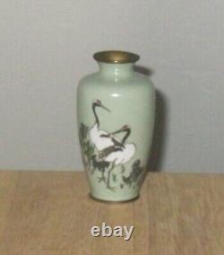 Beau petit vase en émail cloisonné japonais avec un design de deux grues en argent vintage