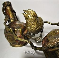 Beau pot à pinceaux en bronze doré de l'ère Meiji japonaise avec encrier, oiseau et insectes vers 1890
