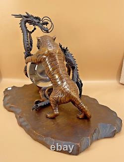 Beaux okimonos en bronze japonais de l'époque Meiji-Taisho : tigres, dragon et boules de cristal