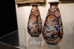 Beaux vases japonais Imari en forme de poire du XIXe siècle, 30 cm / 12 pouces, grues.