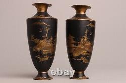 Belle Paire De Vases À Landcape En Métal Noir Et Or Japonais Du Xixe Siècle, Fuiji