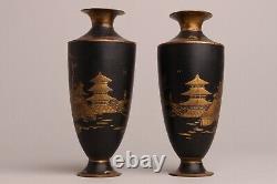 Belle Paire De Vases À Landcape En Métal Noir Et Or Japonais Du Xixe Siècle, Fuiji