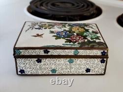 Belle boîte à bijoux en cloisonné d'époque avec des motifs floraux et un oiseau JAPONAIS