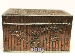 Belle boîte antique japonaise de l'époque Meiji avec une belle décoration d'art déco asiatique