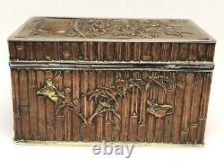Belle boîte antique japonaise de l'époque Meiji avec une belle décoration d'art déco asiatique