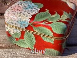 Boîte Cloisonné Fine de l'Ère Meiji, Papillon Rouge et Fleurs Épanouissantes Japonaises