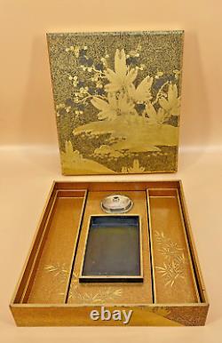 Boîte à écrire en laque de bois de l'époque Edo japonaise avec plateaux, pierre à encre et compte-gouttes d'eau.